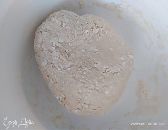 Замесить крутое плотное тесто.