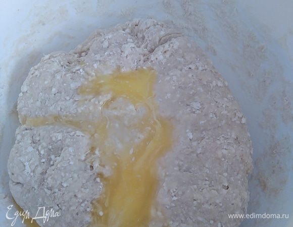 Добавить сливочное масло и хорошо вымесить, чтобы оно все впитало. Оставить на 1 час 20 минут в теплом месте в закрытой миске.