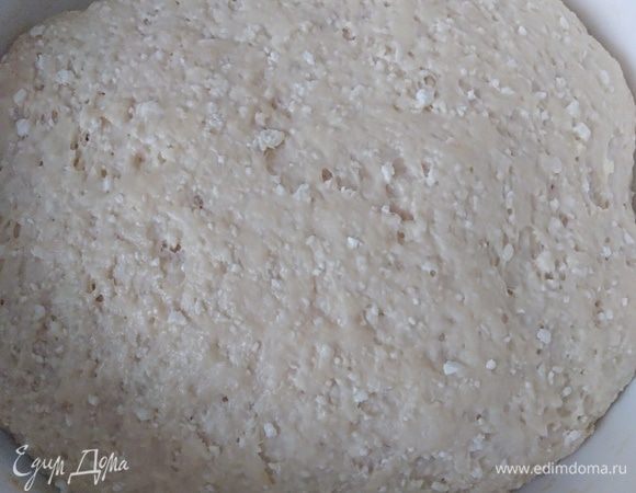 Подросшее тесто. Такое пышное, с крупными дырочками. Обмять его.
