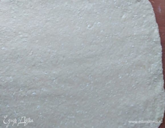 Сформировать пласт и на посыпанной мукой доске раскатать прямоугольник.