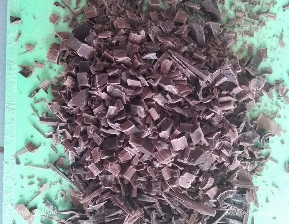 Шоколад нарезать стружкой или просто натереть на крупной терке. Сливочное масло растопить.