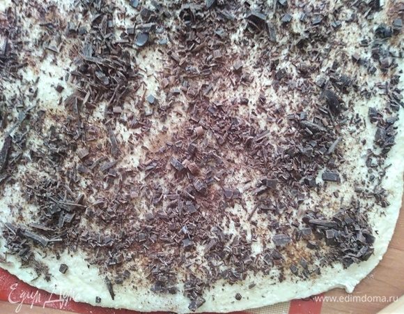 Пласт смазать маслом, посыпать корицей и шоколадом.