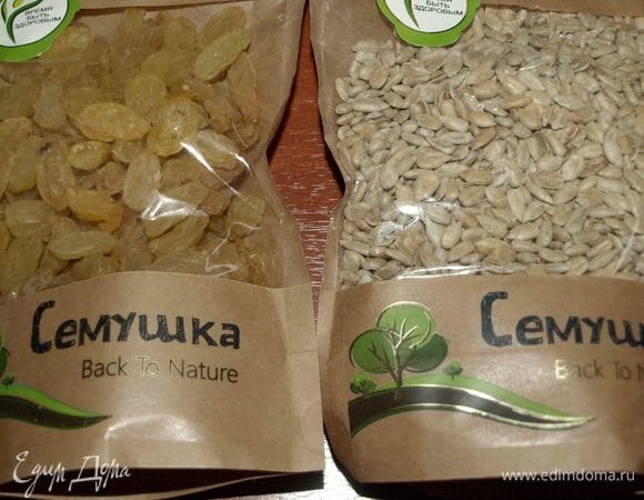 Подготовим сухофрукты. Клюкву и изюм ТМ «Семушка» промыть. 