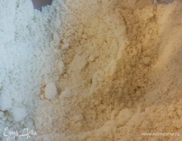 Для тарта приготовим заранее тесто сабле. Для этого смешаем в чаше миксера пшеничную и миндальную муку, сахарную пудру и соль. Добавить предварительно нарезанное на небольшие кусочки сливочное масло и превратить в крошку.