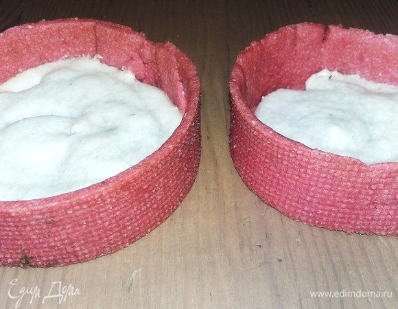 Приготовим первый слой — франжипан. Для этого смешать миндальную муку, сахарную пудру, кукурузный крахмал и яичный белок из 1 яйца. Выложить в тарталетки и запечь еще 7–10 минут. 