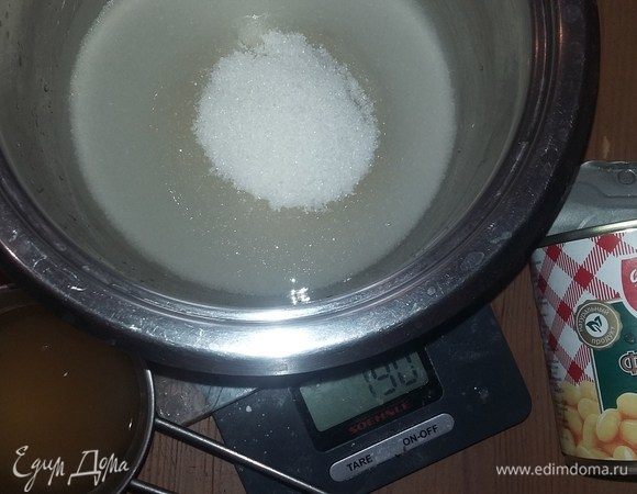 Для начинки приготовим итальянскую меренгу и мусс. Для этого я взяла белую фасоль ТМ «Фрау Марта», у нее густая жидкость и крупная мягкая фасоль. 