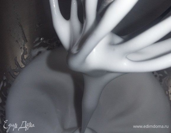 Для меренги сливаем в чашу миксера отвар из банки консервированной фасоли и ставим взбиваться. В это время из воды и сахара с добавлением агар-агара варим сироп до температуры 118–121°С и тонкой струйкой вливаем во взбивающуюся фасоль. Можно при желании добавить каплю красителя. Меренга получается пышной, блестящей. Благодаря агару постепенно сгущается, что дает возможность отсаживать ее из мешка. 