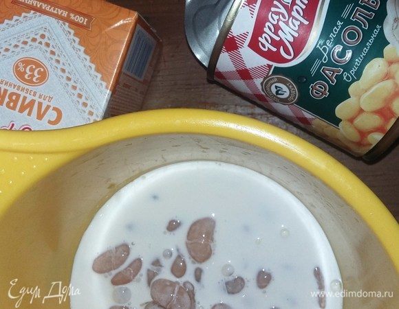 Для мусса из фасоли смешиваем фасоль и сливки и пробиваем блендером до однородного состояния. 