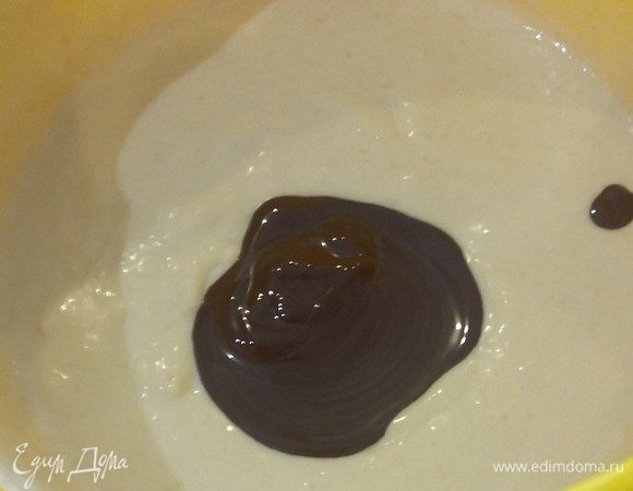 В микроволновке расплавляем шоколад и вводим в смесь. Мусс совершенно не требует сахара и стабилизаторов. Вкус получается шоколадно-ореховым.