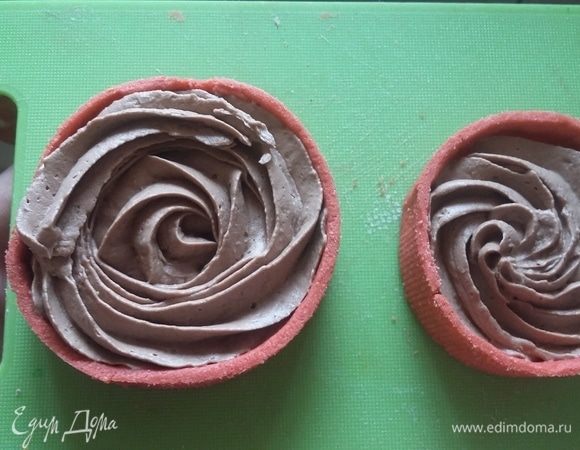 Перекладываем его в кондитерский мешок и наполняем тарталетки.