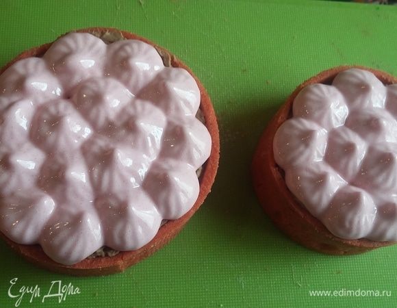 Из другого мешка сверху мусса отсаживаем меренгу. 