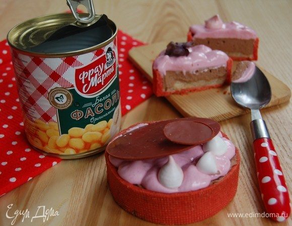 Украшаем шоколадным декором в виде крышки консервной банки. 