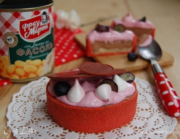 Добавляем ягоды голубики и маленькие меренги, которые можно приготовить отдельно в духовке из той же меренги.