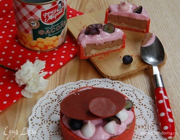 В итоге у нас получается красивый десерт, который не стыдно подать гостям. Готовится он совсем несложно и используемые продукты можно найти на каждой кухне. И, в тоже время, никто не догадается, что лежит в основе этой сладости! Если вместо сливок взять кокосовые сливки или молоко, то получится вполне себе постный вариант десерта.