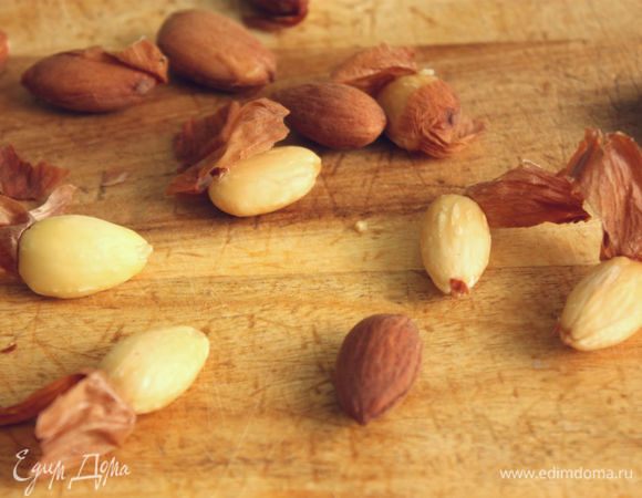Начинать следует с подготовки ингредиентов для начинки. Миндаль бланшировать в течение 1 минуты, промыть холодной водой, затем обсушить и снять кожицу.