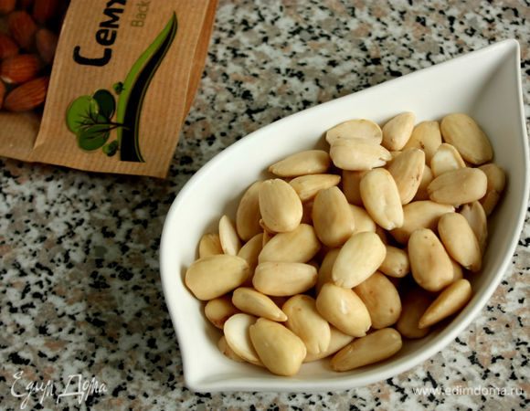 Я использовала орехи и сухофрукты точно по весу, а не целыми упаковками, поэтому оставшиеся пойдут на другую выпечку.