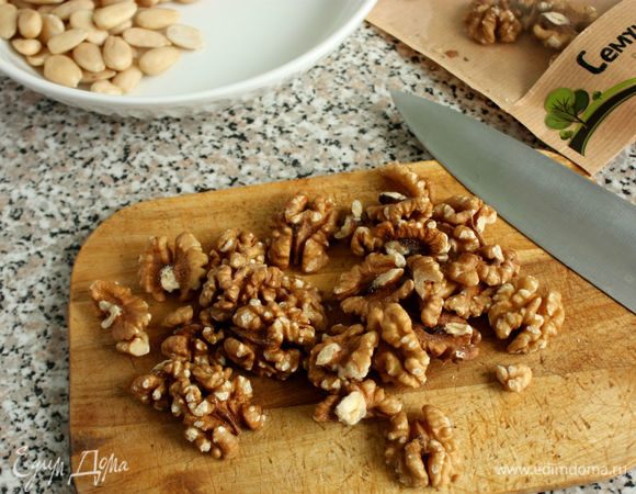 Грецкие орехи ТМ «Семушка» крупно нарезать.