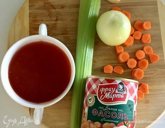 Подготовить ингредиенты для супа: лук репчатый — одну луковицу среднего размера почистить, один зубчик чеснока почистить, одну среднюю морковь почистить, палочку сельдерея и томаты в собственном соку.