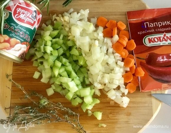 Лук и сельдерей порубить кубиком. Чеснок раздавить плоской стороной ножа и измельчить. Морковь я нарезала кружочками. Из специй и трав сначала нам необходима красная сладкая паприка и пару веточек сушеного тимьяна.
