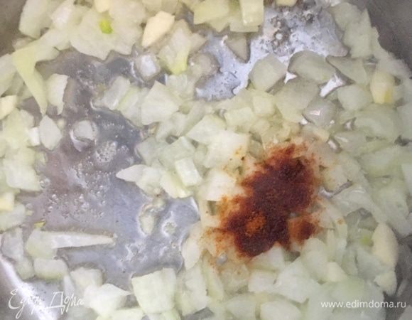 В кастрюльке, где будем варить суп, разогреть растительное масло и отправить к нему лук и чеснок. Когда лук с чесноком станут прозрачные, добавить сладкую паприку, перемешать, потушить пару минут, чтобы специя «поделилась» с луком своими ароматами.