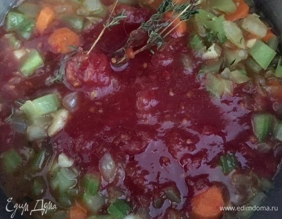 Теперь добавляем в кастрюльку томаты в собственном соку. У меня — домашнего производства. Думаю, летом в сезон овощей, можно взять и свежие помидорчики, предварительно освободив их от шкурки.