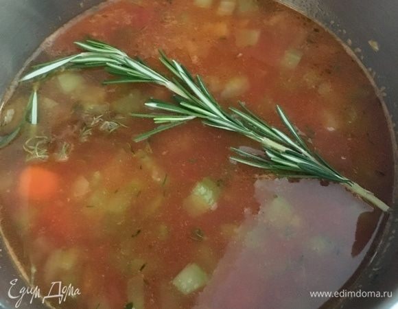 Перемешать овощи с томатами, подержать на огне пару минут, давая им «познакомиться поближе» и влить в кастрюльку бульон. У меня овощной. Если есть рыбный, то он отлично сюда подойдет! В момент добавления бульона также необходимо положить веточку розмарина.