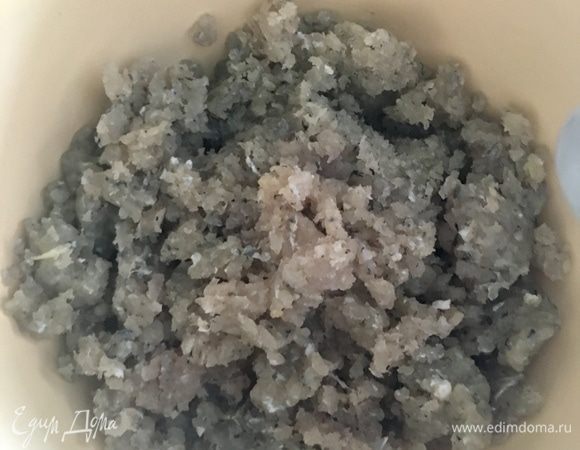 И переходим к рыбным фрикаделькам. В принципе, их можно готовить из любой рыбы. У меня в морозилке оставался небольшой объем фарша из щуки, вот его-то и пустим в ход.