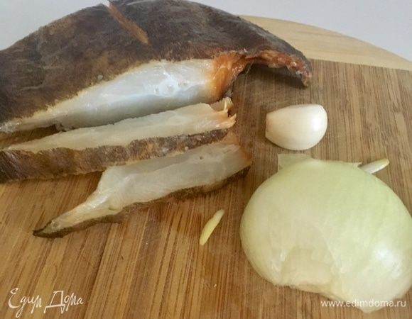 Для обогащения рыбного фарша ароматами нам понадобятся половина небольшой луковицы, зубчик чеснока и секретный ингредиент — копченая рыбка, буквально нескольку кусочков. У меня потрясающий вкуснющий и свежайший балык палтуса, привезенный мне в подарок из холодного Мурманска.