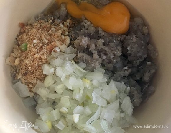 В мисочке к фаршу добавляем порубленные лук с чесноком, панировочные сухари домашнего производства, яйцо, соль и перец по вкусу, но с солью осторожно.