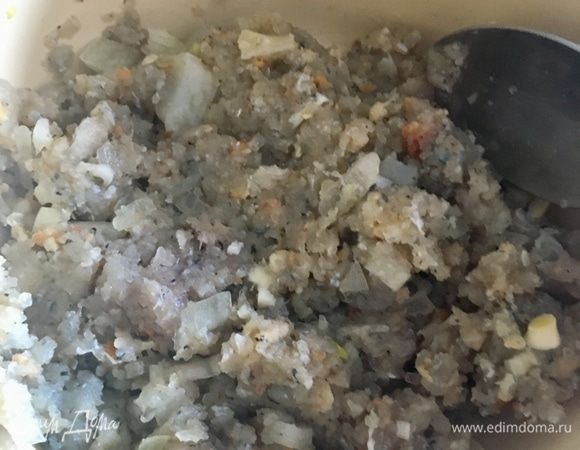 Соединяем все ингредиенты вместе, вымешиваем фарш и ставим сковороду с растительным маслом на огонь разогреваться.