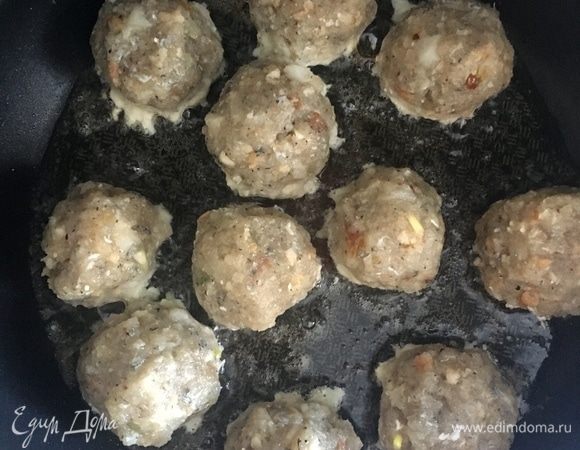 Мокрыми руками формируем шарики той величины, какая вам больше нравится, и обжариваем со всех сторон до готовности фрикаделек.