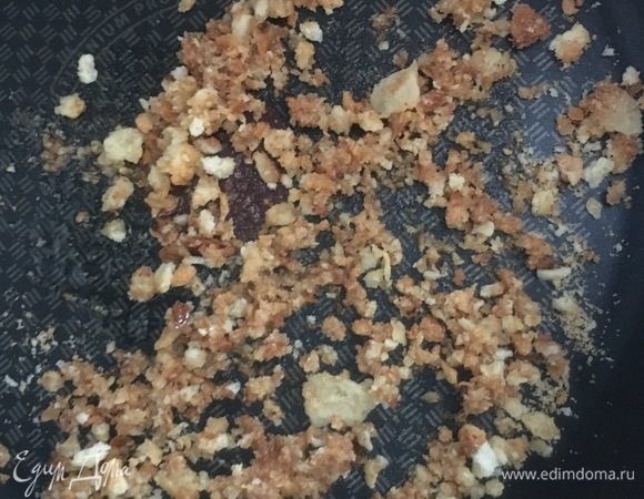 В другой небольшой сковороде разогреть столовую ложку оливкового масла и отправить на сковороду измельченные  в блендере и немного подсушенные хлебные крошки обжариться.