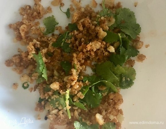 Снять с огня нашу сухарную крошку. И в мисочке соединить с петрушкой или кинзой.