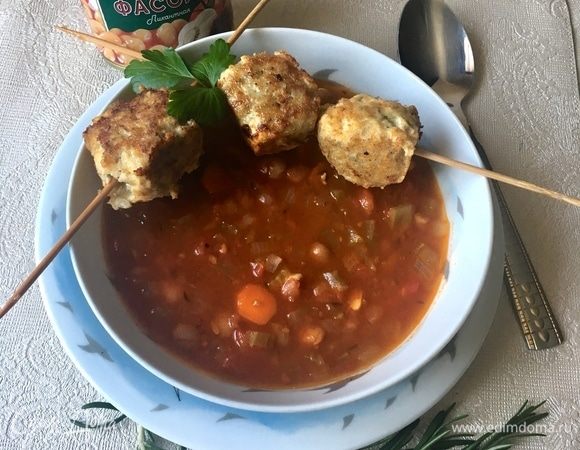 Все составляющие супа готовы! Разливаем похлебку по тарелкам. В каждую непременно горсть хлебных крошек и несколько фрикаделек. Фрикаделек можно побольше, это очень вкусный суп! Я готовила его утром, и ароматы трав и копченой рыбки не выветривались до вечера. Аж слюнки текли!