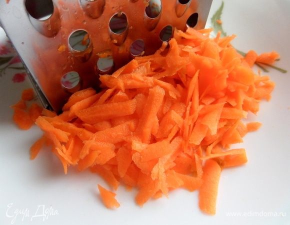 Морковь крупно натереть.