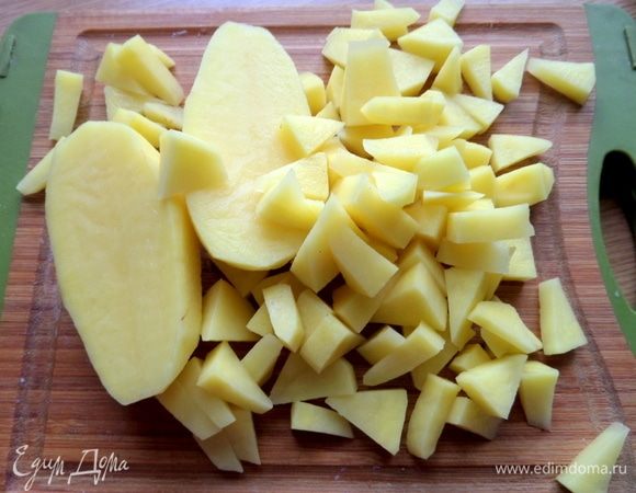 Нарезать картофель.