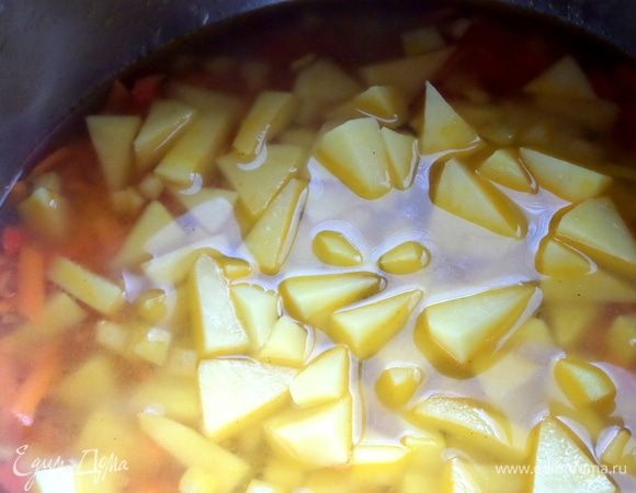 Засыпать его в кастрюлю. Залить водой.