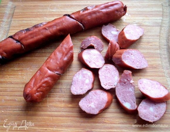 Охотничьи колбаски с гриля нарезать кружочками.