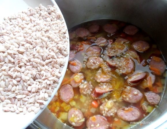 Высыпать его в кастрюлю, когда суп нагреется.