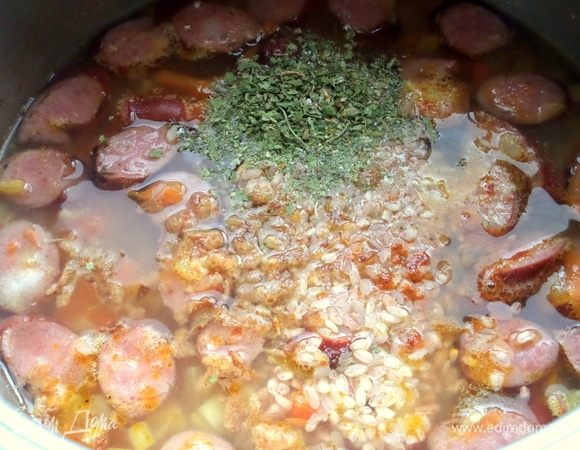 Добавить зелень, соль, перец, чесночный порошок, паприку.