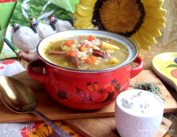 При подаче предлагаем сметану.