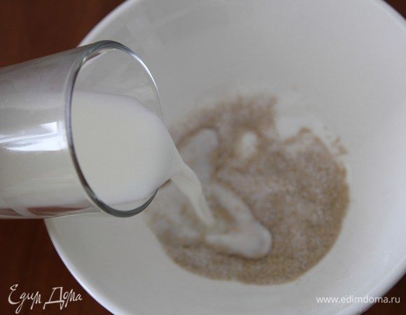 В теплое молоко добавить дрожжи.