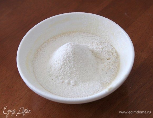 Муку просеять несколько раз. Добавлять, пока тесто не станет отставать от рук. При этом тесто должно получиться достаточно мягким.