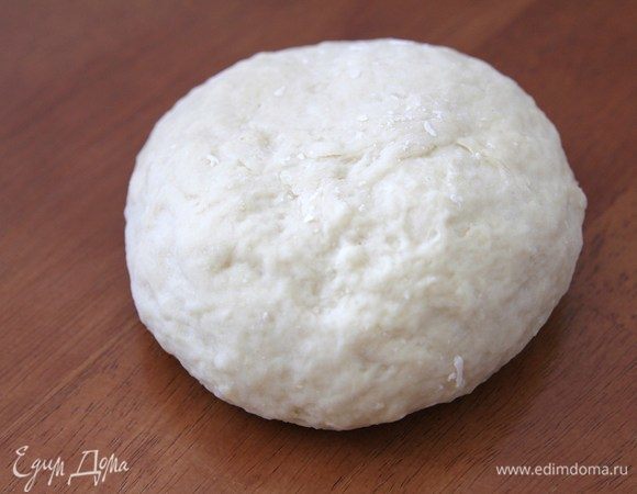 Пока готовите крем, тесто нужно накрыть полотенцем.