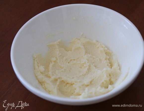 Для приготовления крема 200 г сливочного масла растереть с 200 г сахара.