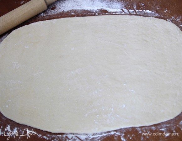 Тесто раскатать толщиной примерно около 1 сантиметра.