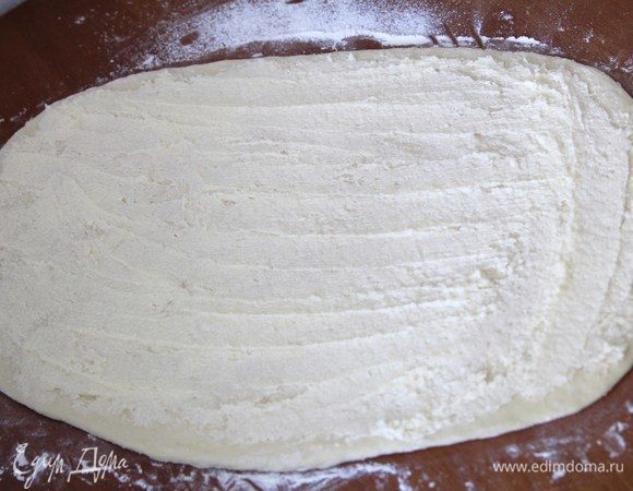 Тесто намазать кремом.
