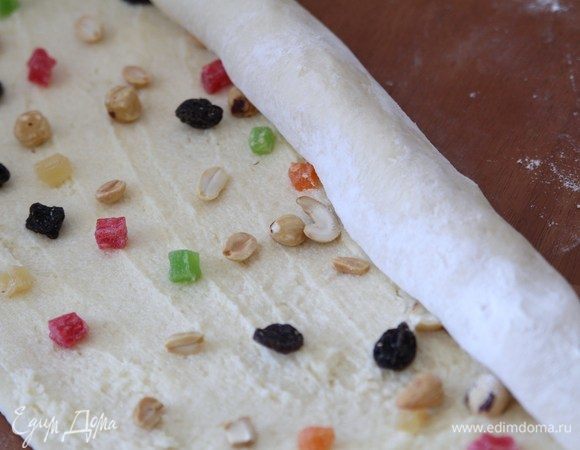 Тесто свернуть рулетом.