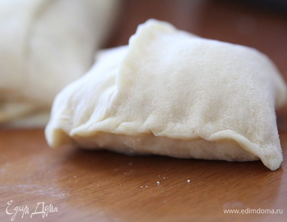 Разрезать рулет на части по 5–6 сантиметров. Нижнюю часть каждой булочки защипнуть.