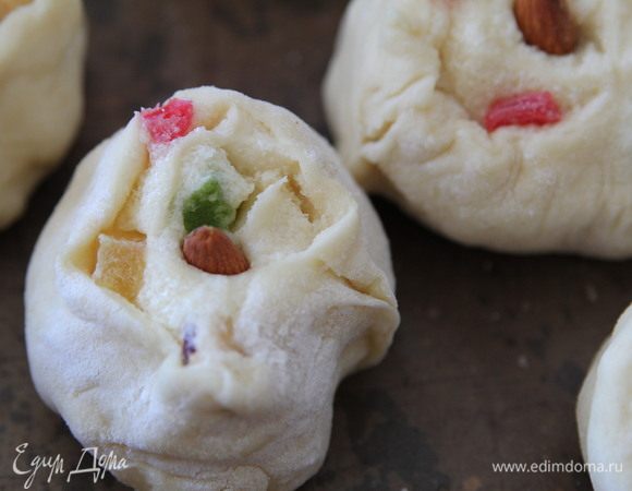 Булочки выложить на противень, накрыть полотенцем. 